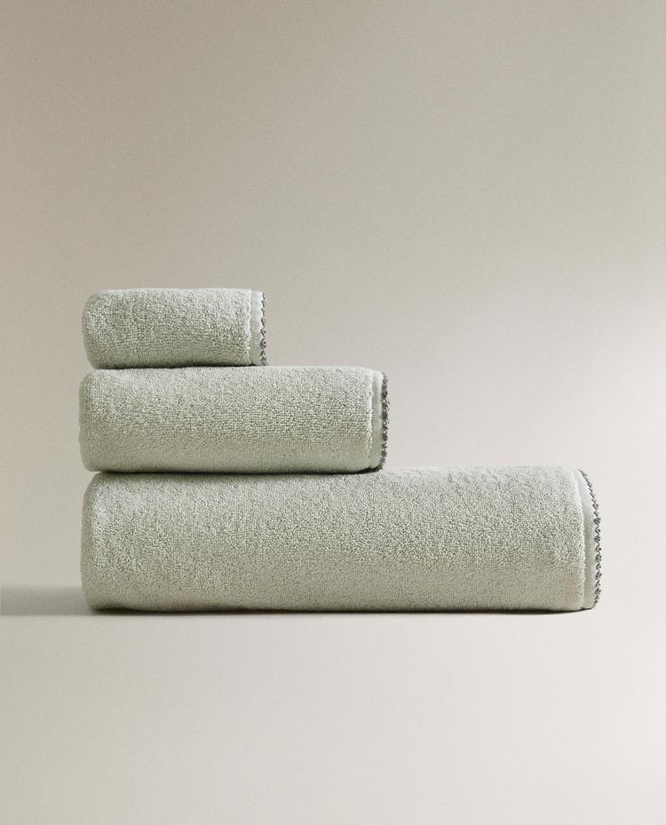 BATH TOWEL WITH TRIM DETAIL