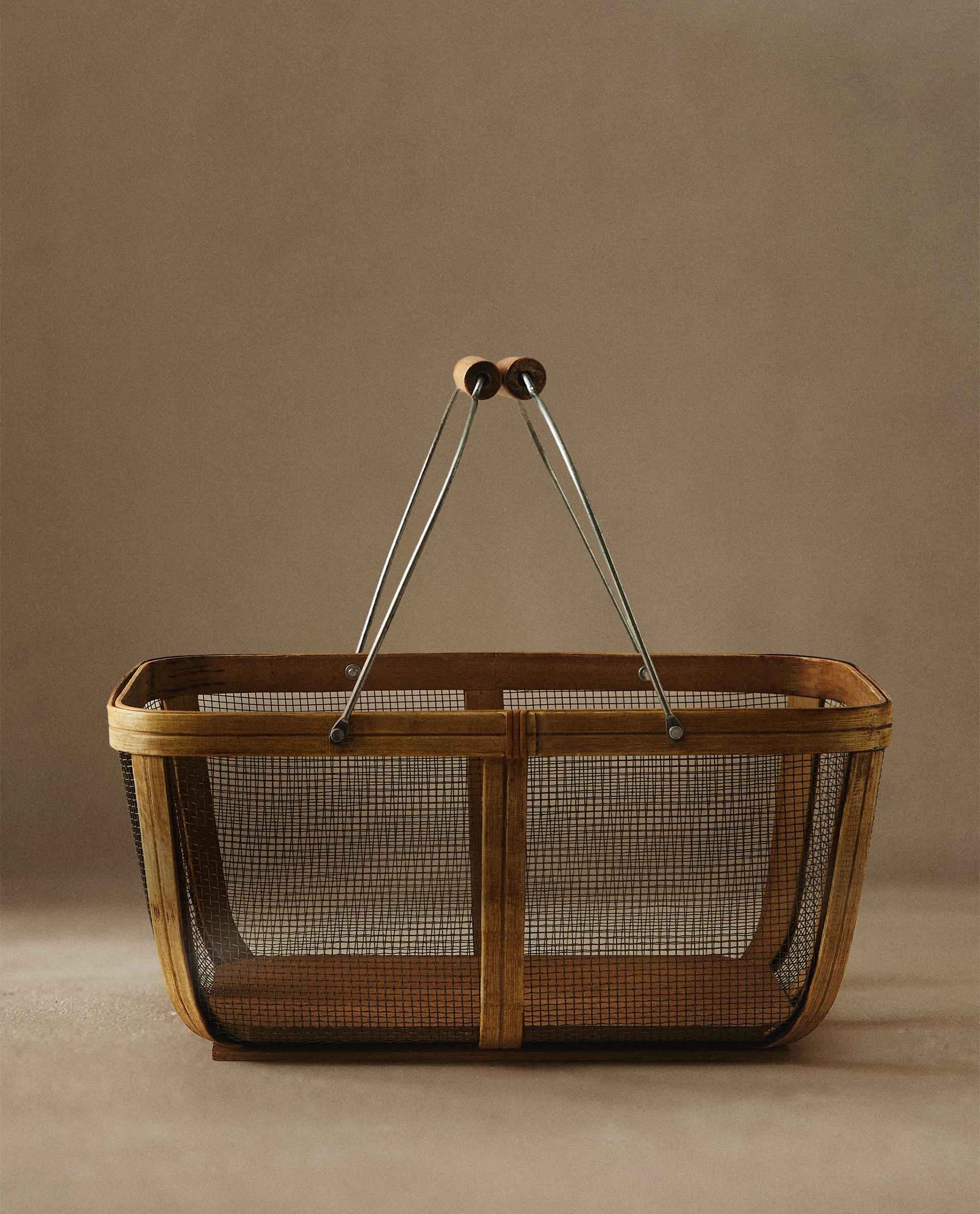 BASKET WITH WOODEN HANDLE AND METAL