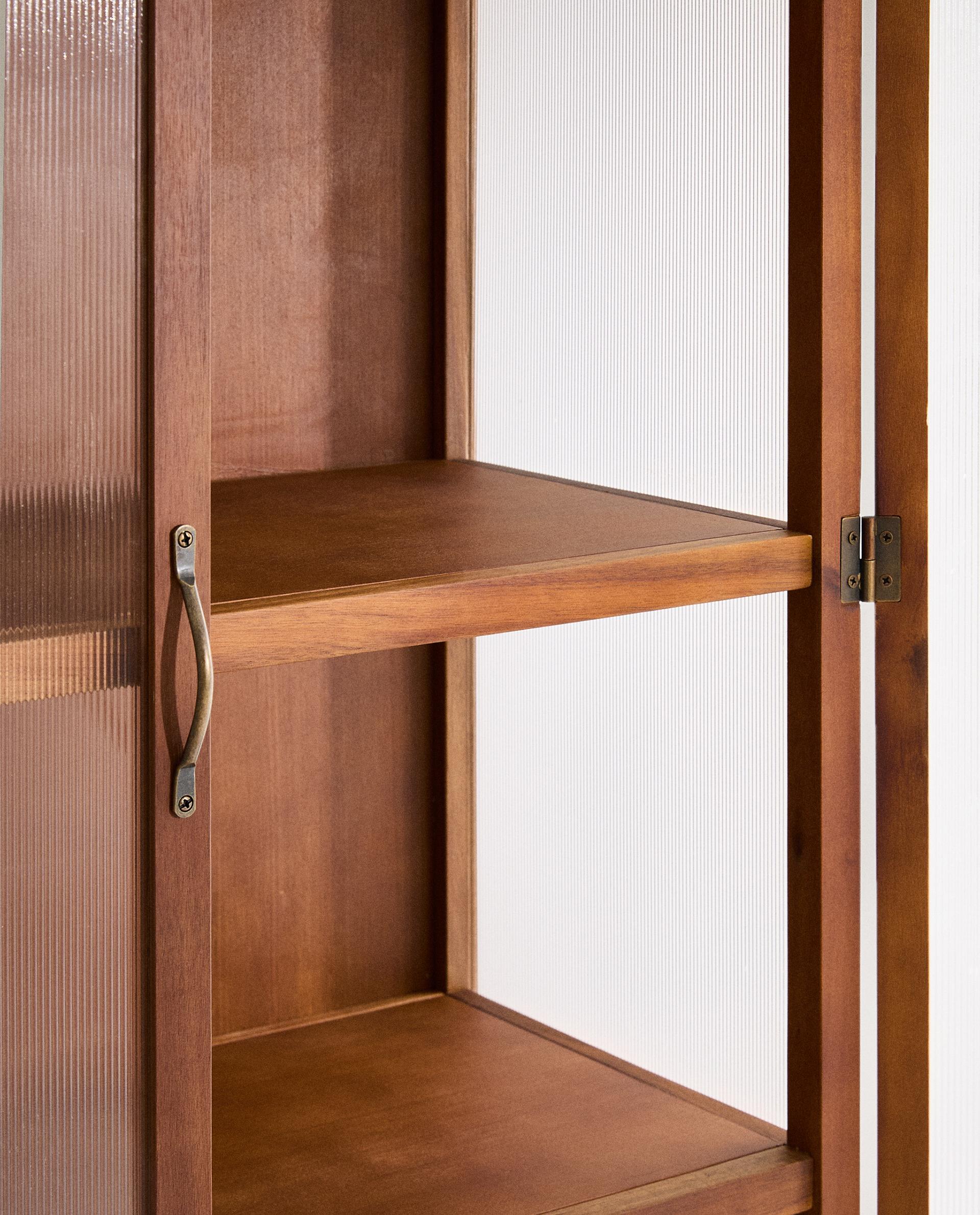 SIDEBOARD AUS AKAZIENHOLZ MIT GLASTÜREN