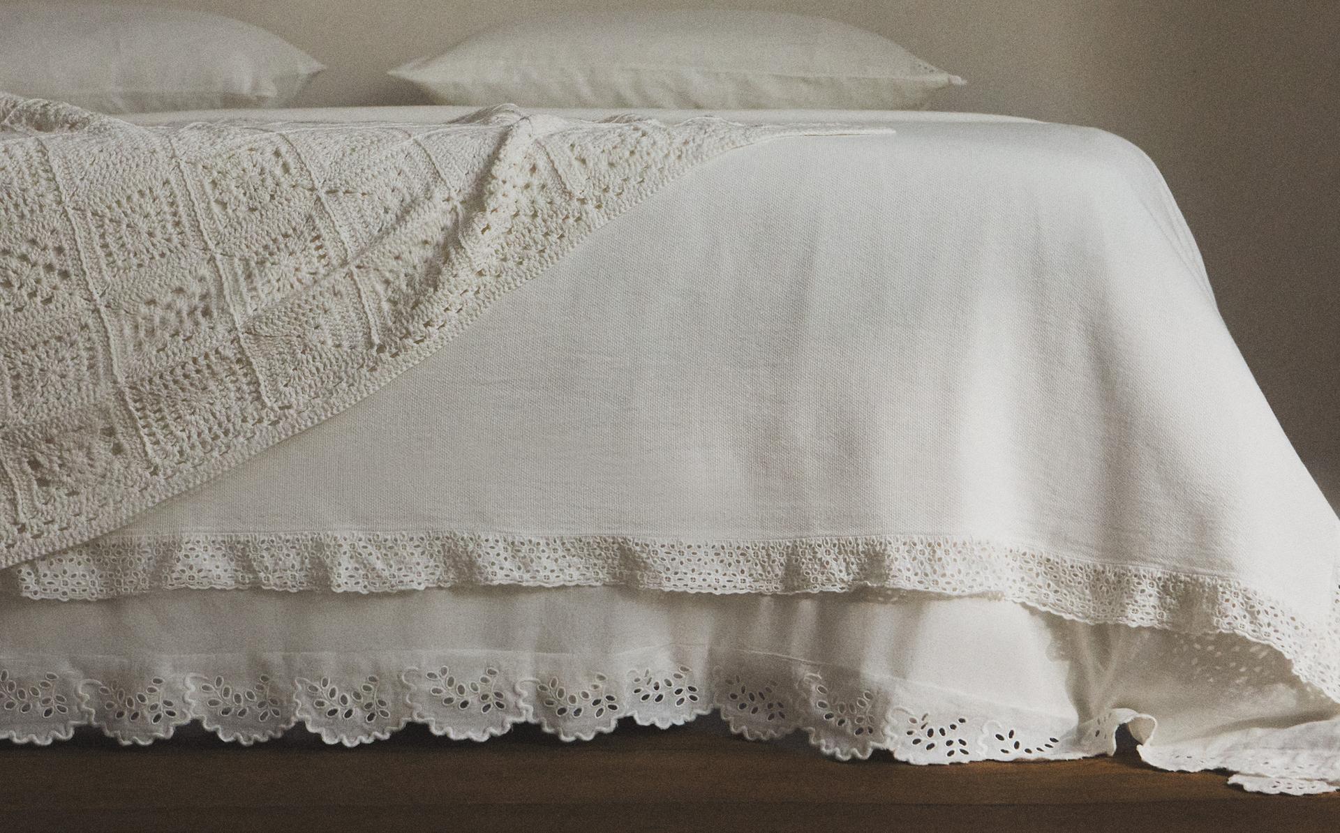 MEDVILNINĖ LOVATIESĖ SU SIUVINĖTŲ RAUKTINUKŲ APVADU MEDVILNINĖ LOVATIESĖ SU SIUVINĖTŲ RAUKTINUKŲ APVADU