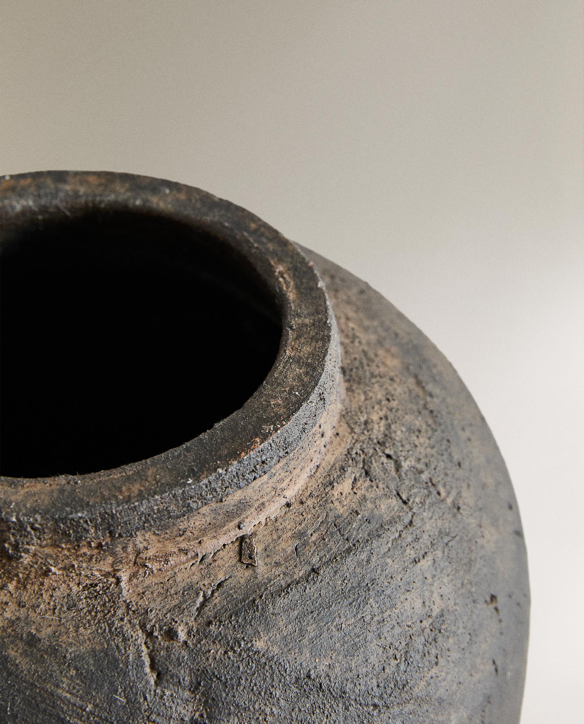 DISTRESSED TEXTURE CERAMIC VASE product thumbnail 2