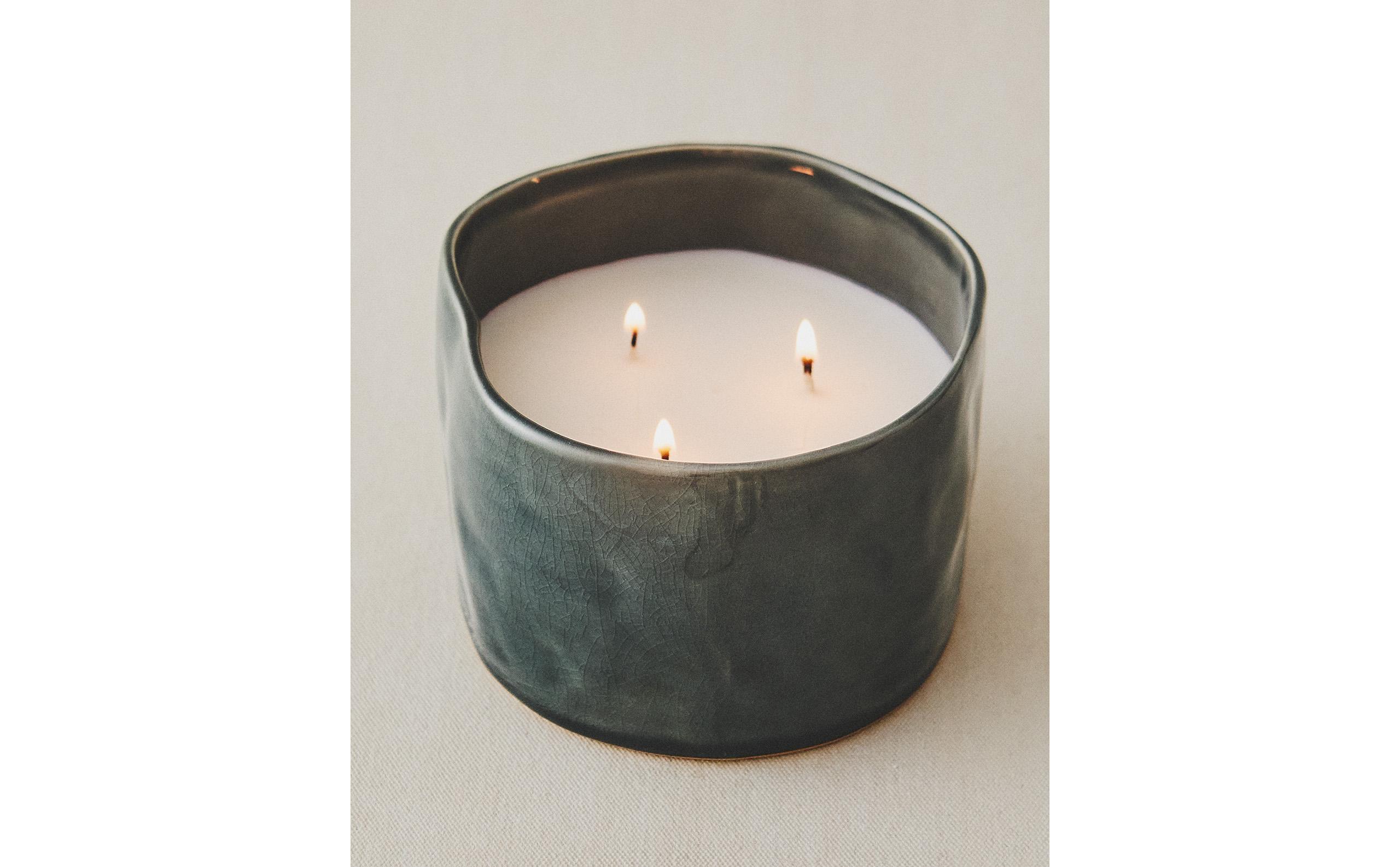 (150 G) VIBRANT ROSE SCENTED CANDLE product thumbnail 7