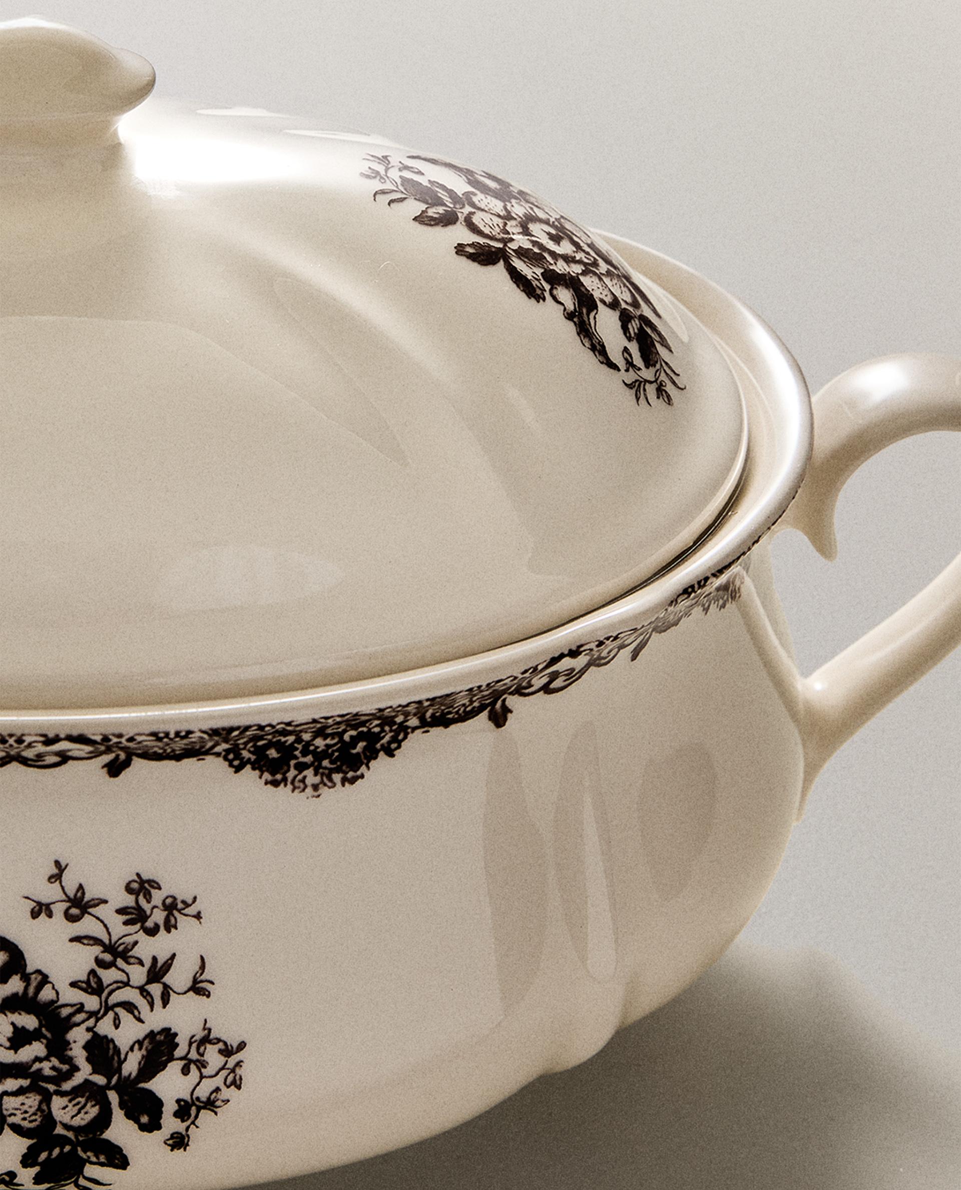 SUPPENSCHÜSSEL AUS STEINGUT MIT BLUMENMOTIVEN SUPPENSCHÜSSEL AUS STEINGUT MIT BLUMENMOTIVEN