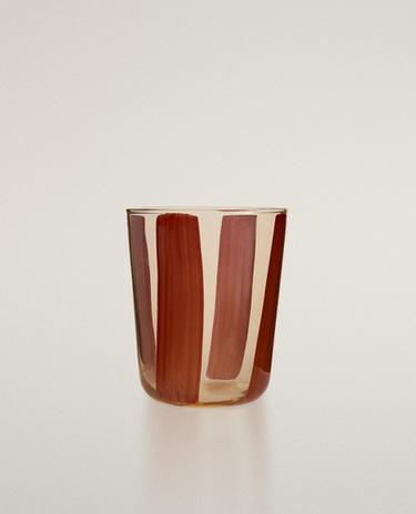 كوب زجاج مخطط