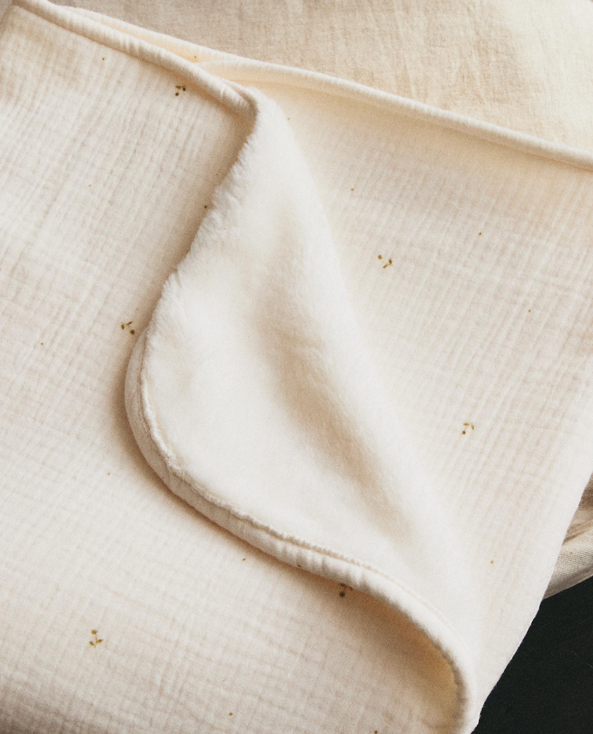 KIDS' FLORAL FLEECE AND MUSLIN BLANKET KIDS' FLORAL FLEECE AND MUSLIN BLANKET