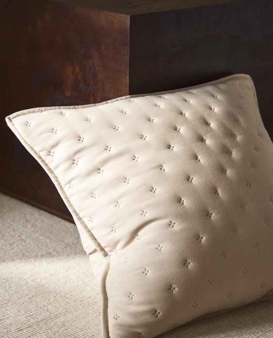 QUILTED CUSHION COVER WITH DOTS