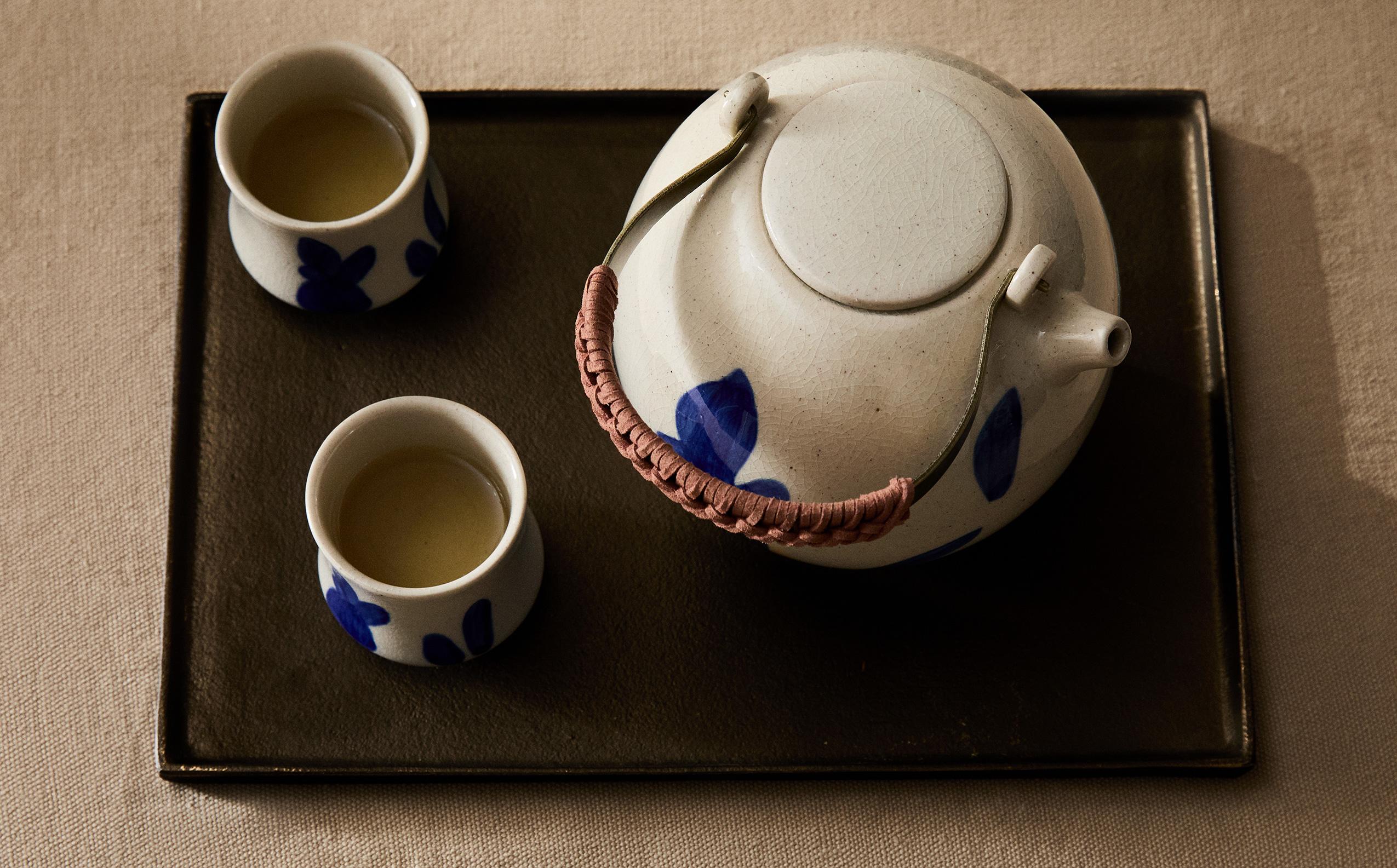 CERAMIC TEA SET WITH PAINTED MOTIFS