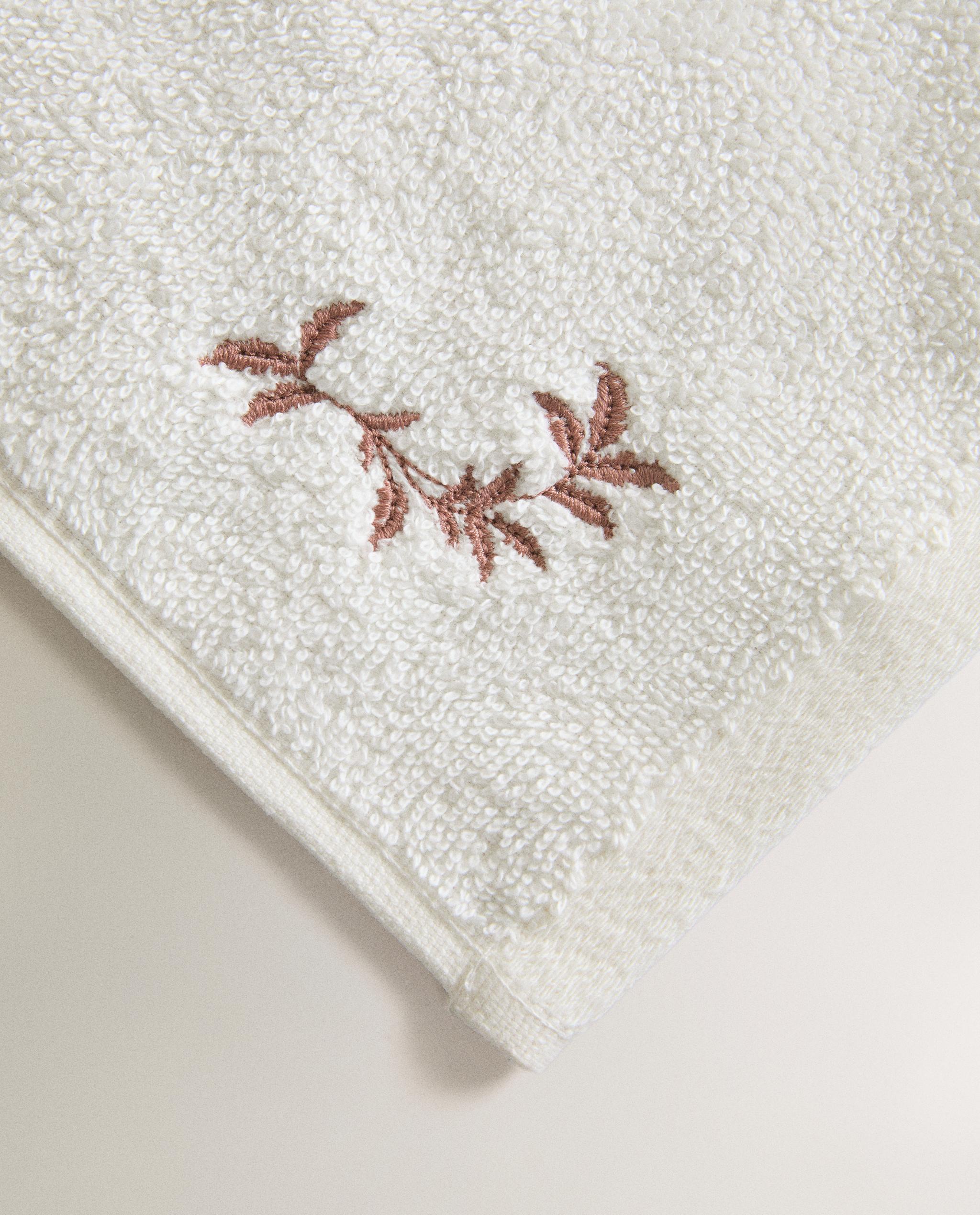 PACK OF HAND TOWELS WITH PLANT EMBROIDERY (PACK OF 3) product thumbnail 15