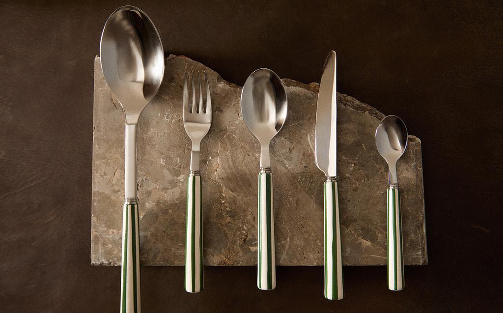 CUTLERY SET WITH CERAMIC HANDLE