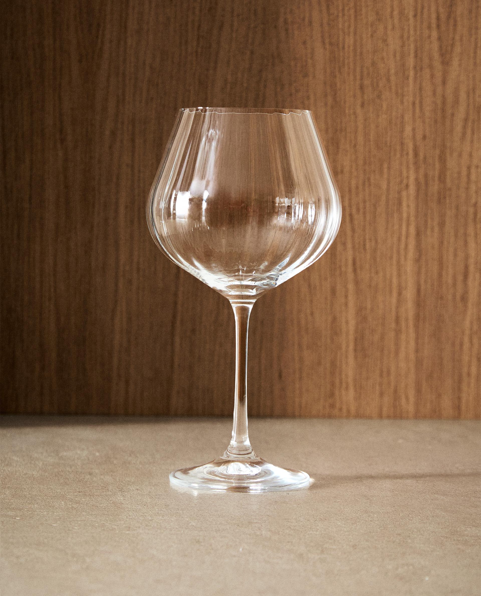 RAISED CRYSTALLINE WINE GLASS