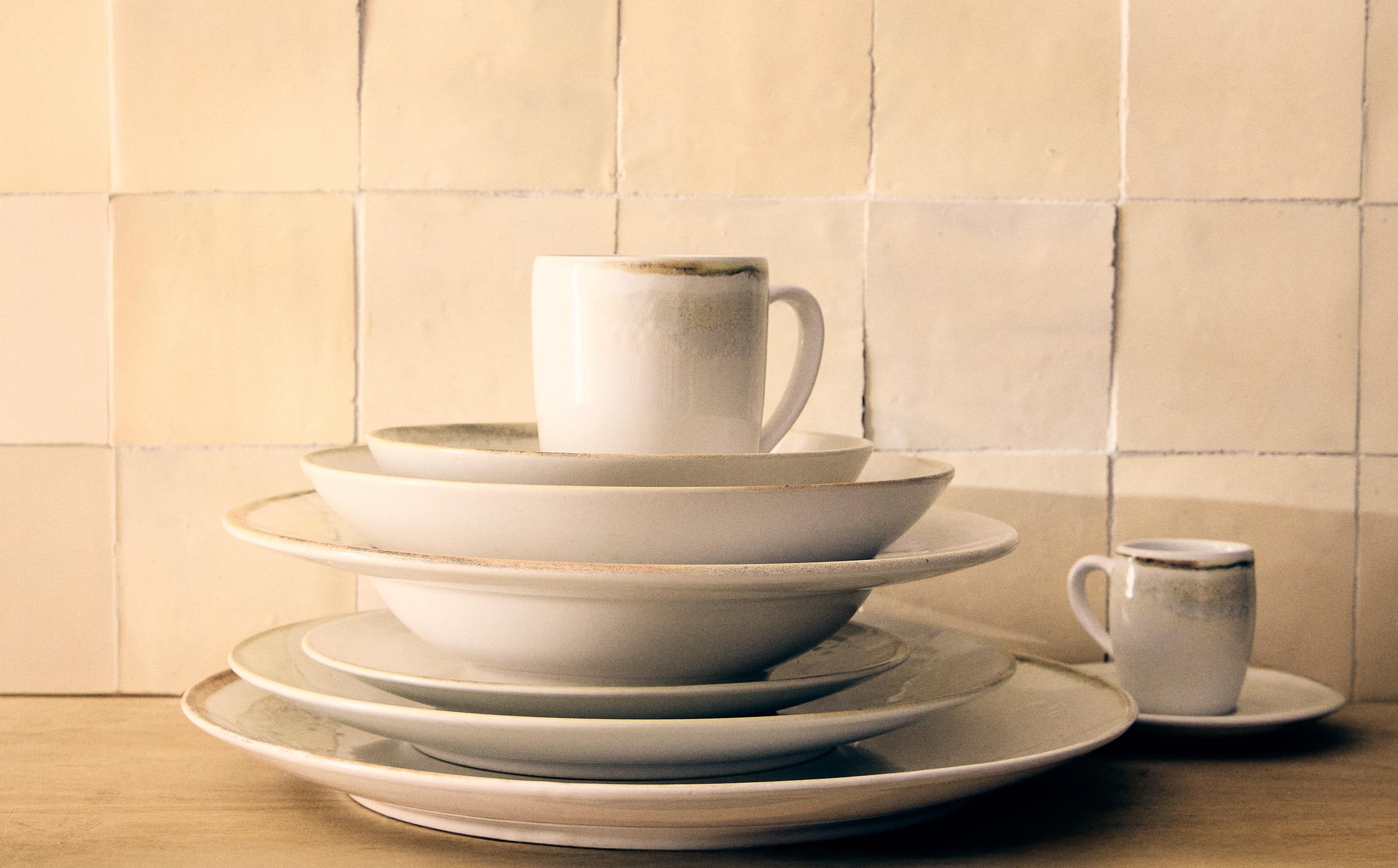 STONEWARE DINNER SET