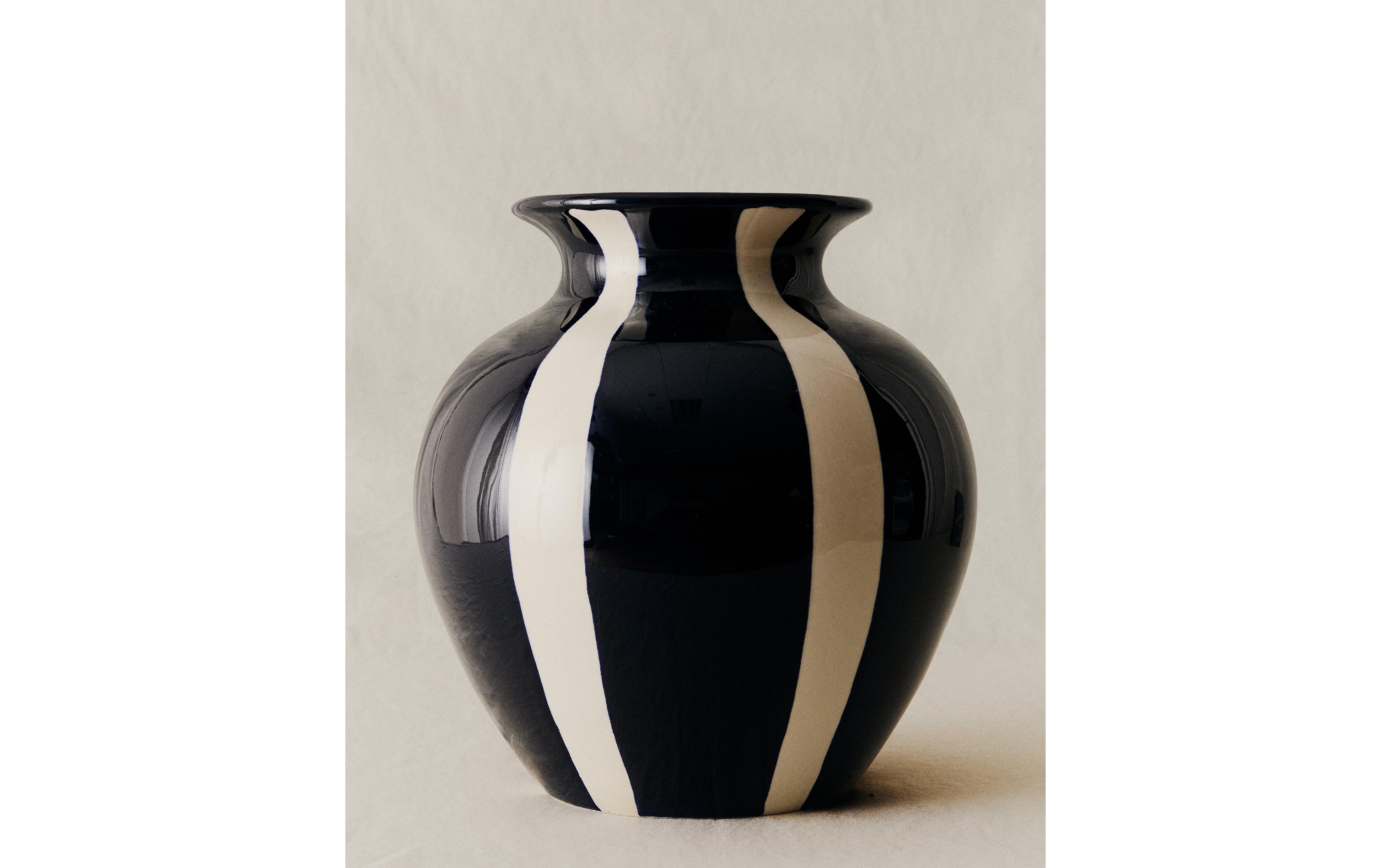 DECORATIVE ROUND CERAMIC VASE product thumbnail 9