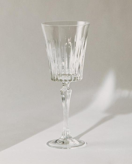 CRYSTALLINE WINE GLASS WITH RAISED DESIGN