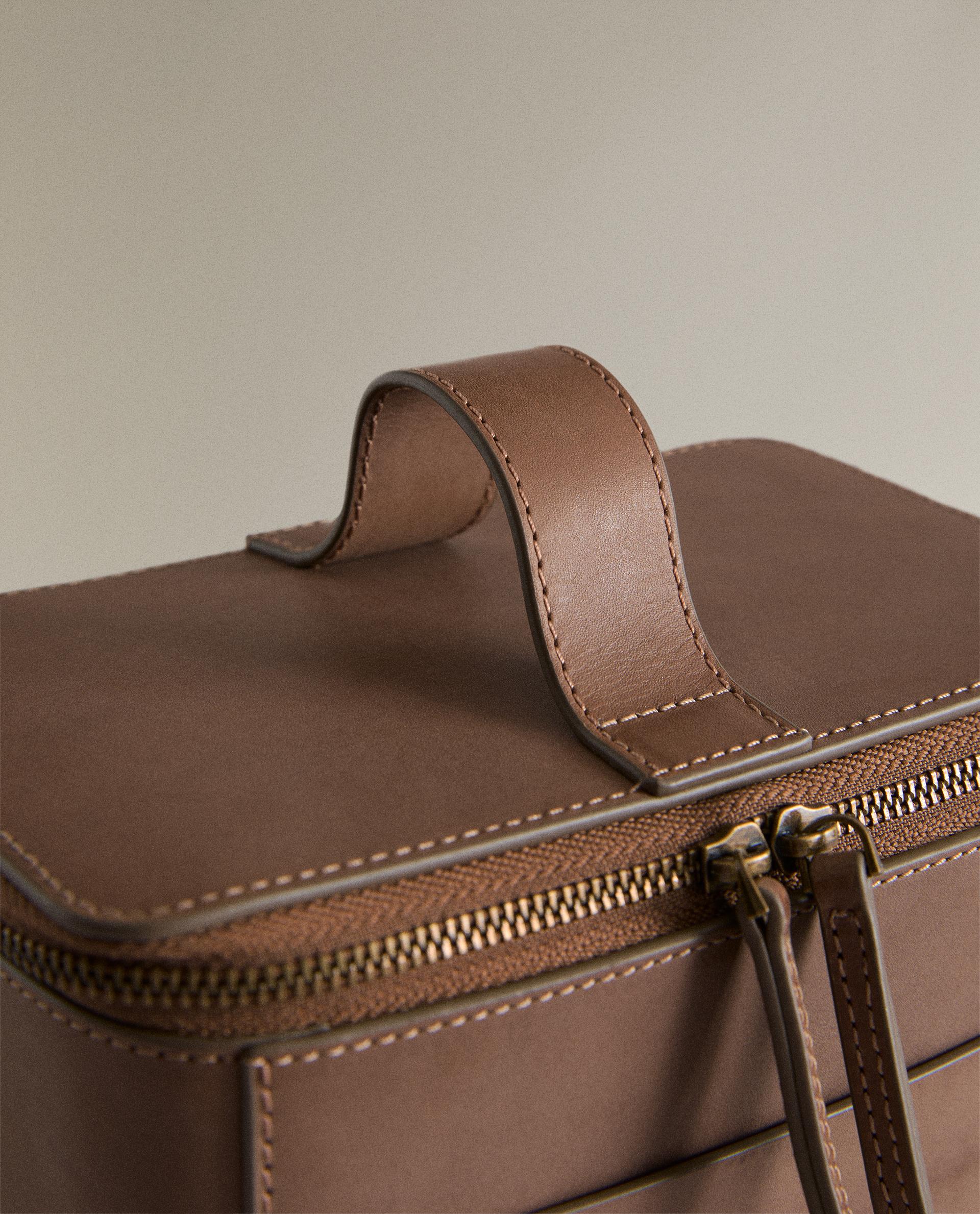 MEDIUM LEATHER COSMETIC BAG