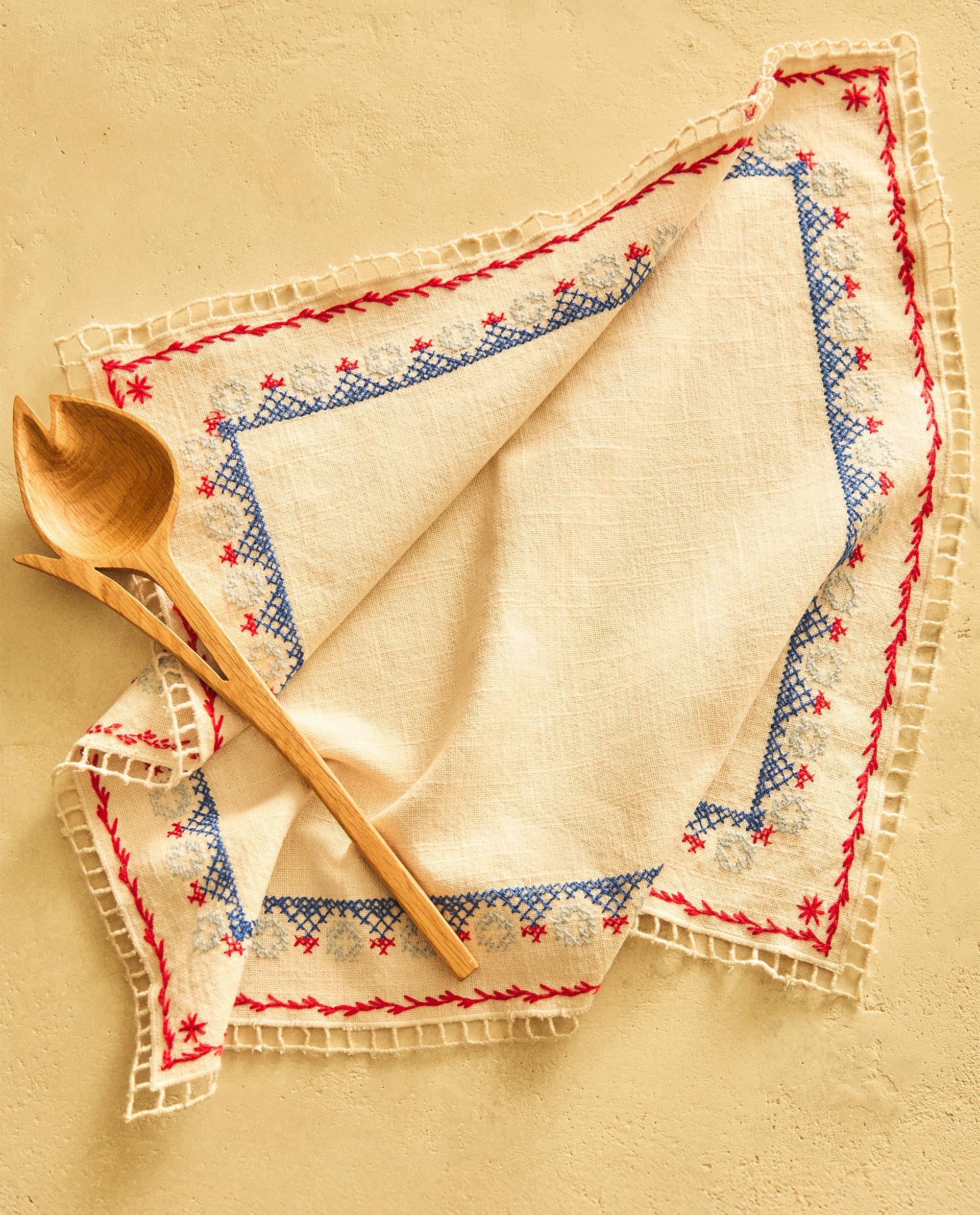 SET OF COTTON AND LINEN NAPKINS WITH CROCHET EMBROIDERY (SET OF 2)
