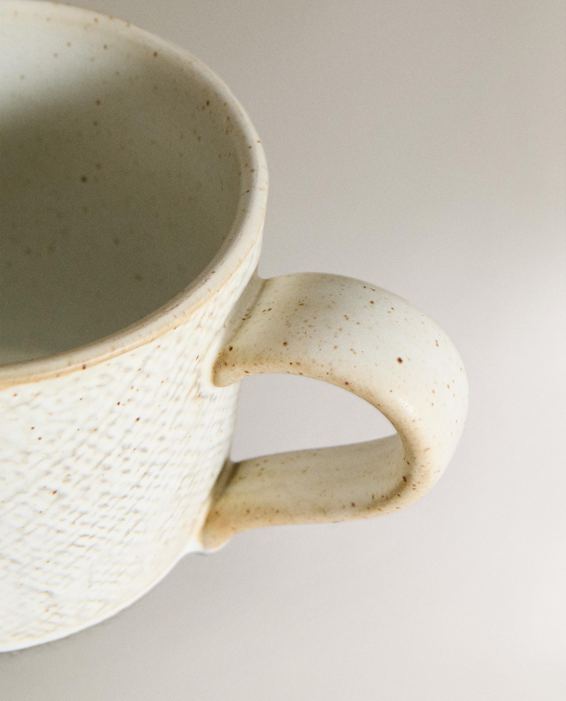 MUG WITH RAISED DESIGN