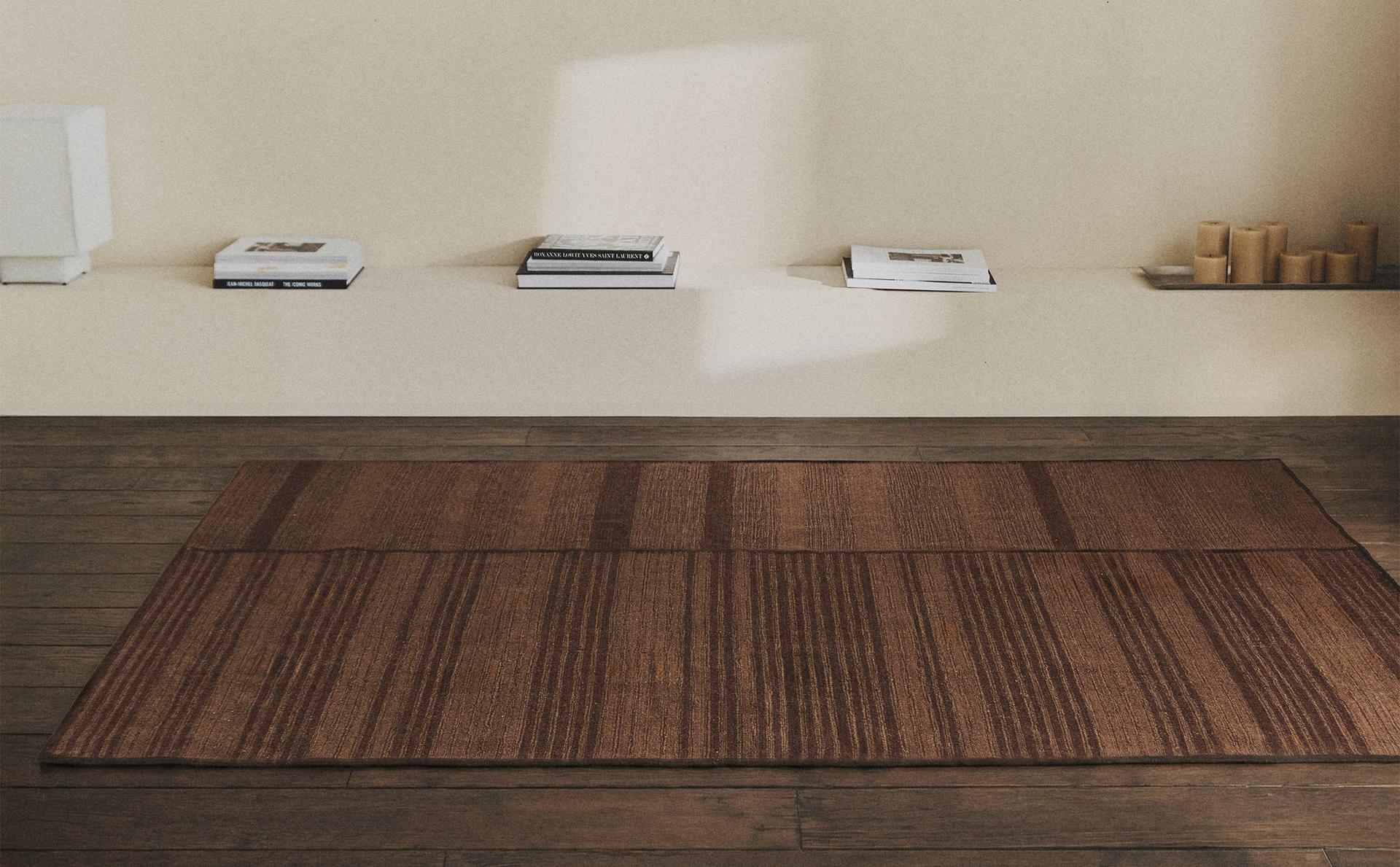 TAPETE DE LÃ COM LINHAS EM CONTRASTE