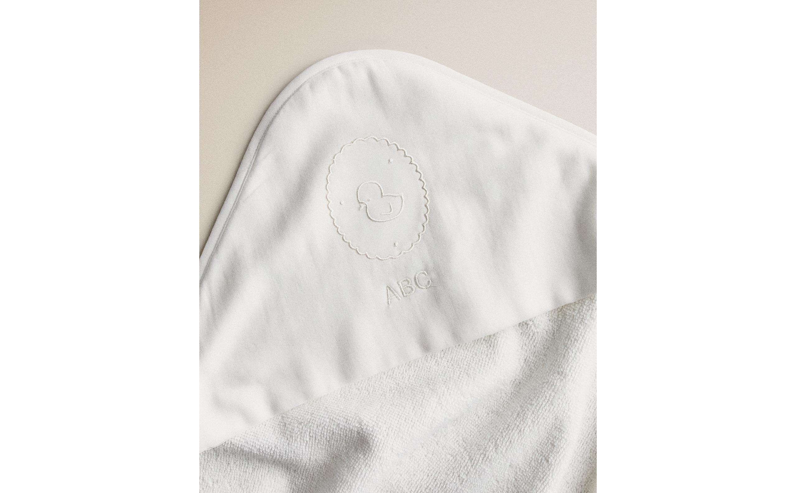 EMBROIDERED HOODED BABY TOWEL product thumbnail 13
