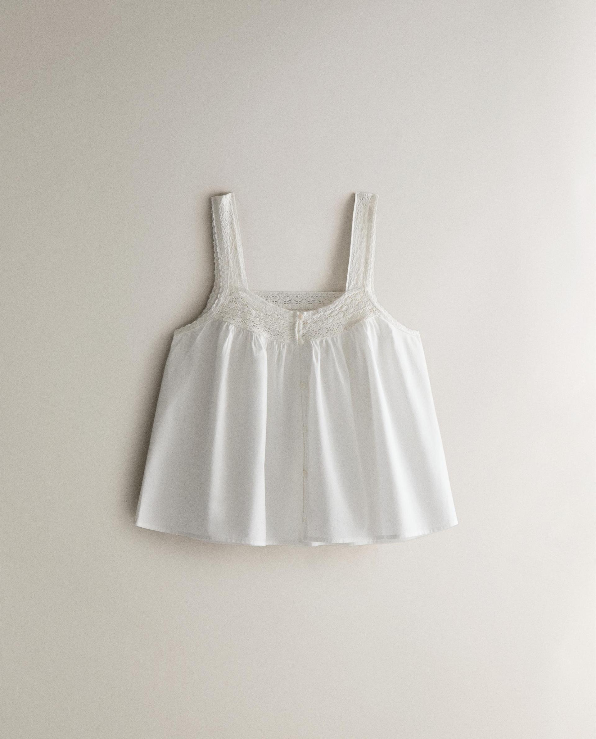 BAUMWOLLTOP MIT SPITZE UND TRÄGERN BAUMWOLLTOP MIT SPITZE UND TRÄGERN