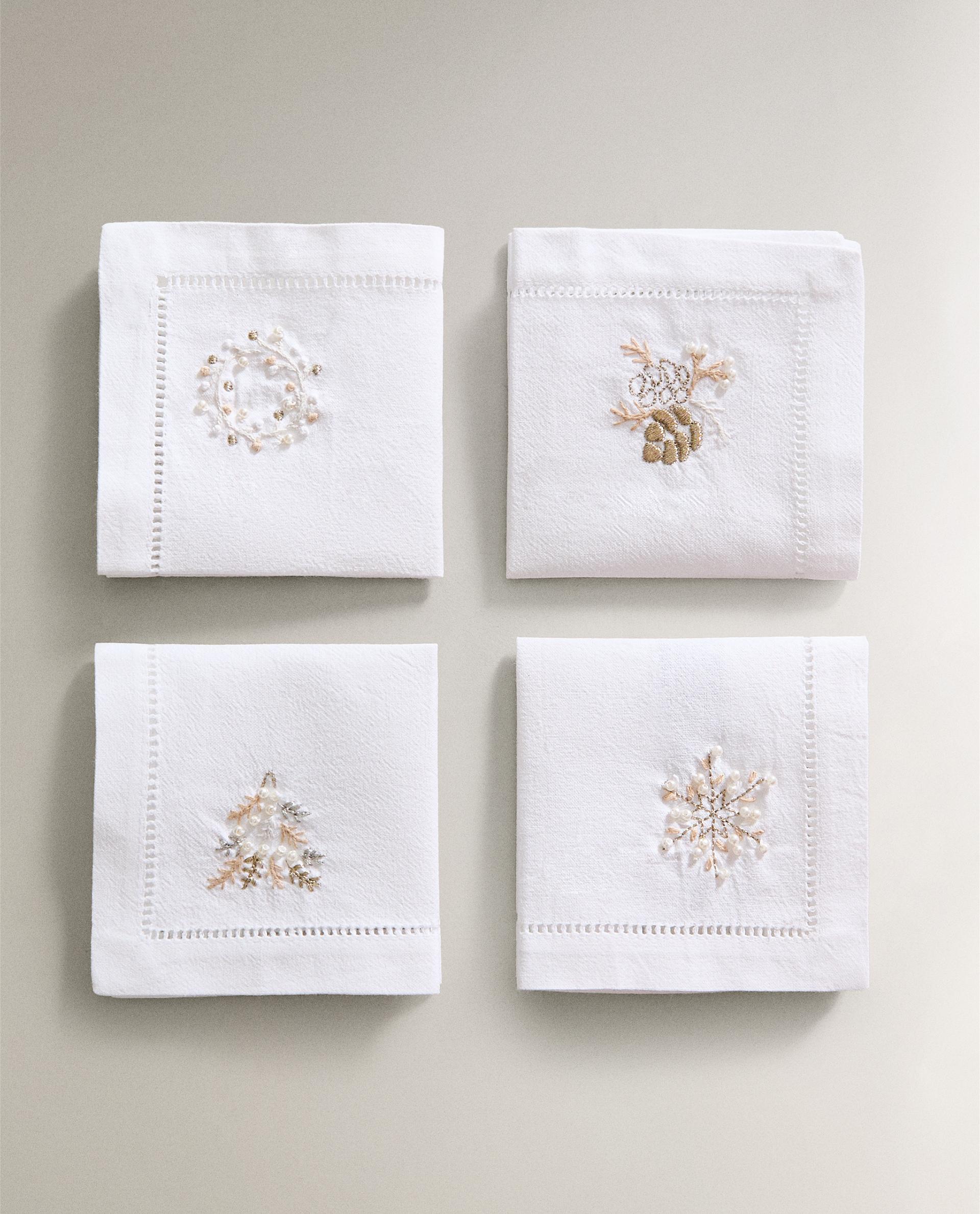 SET OF EMBROIDERED CHRISTMAS APPLIQUÉ NAPKINS (SET OF 4)