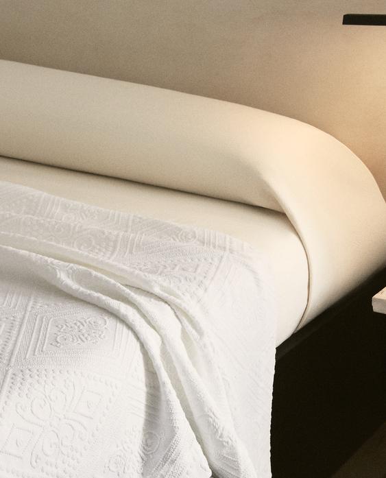 COTTON BEDSPREAD WITH GEOMETRIC DESIGN COTTON BEDSPREAD WITH GEOMETRIC DESIGN