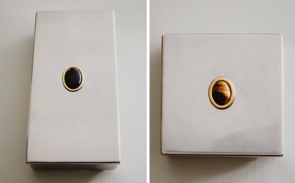 صندوق معدني مع حجر