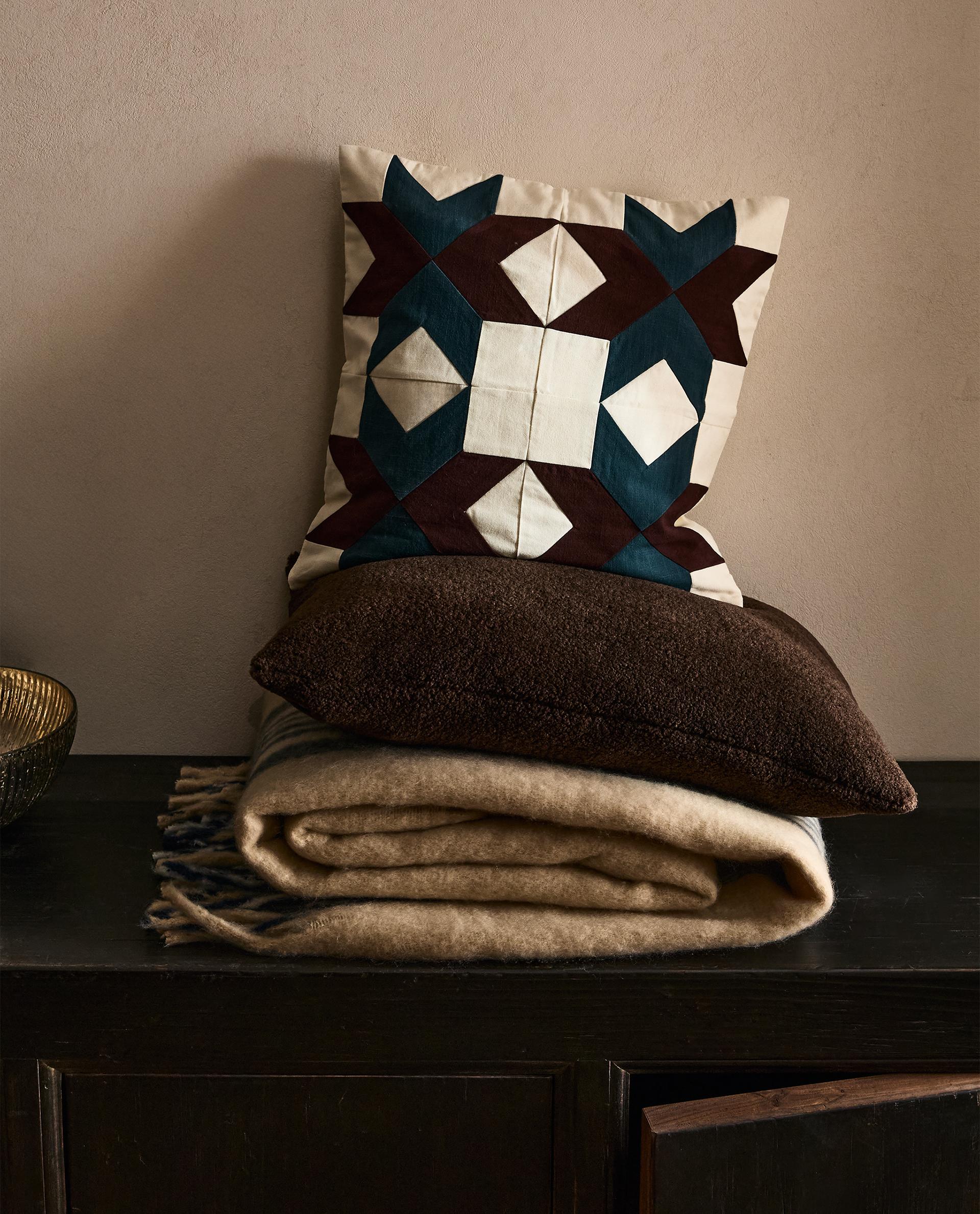 掛け布団タイプ キルティング クッションカバー | Zara Home 掛け布団タイプ キルティング クッションカバー | Zara Home