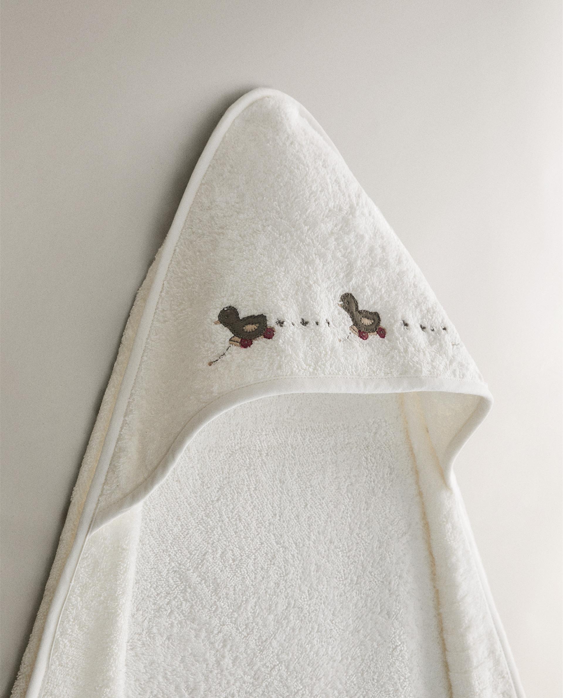 HOODED BABY TOWEL WITH DUCKLING APPLIQUÉS