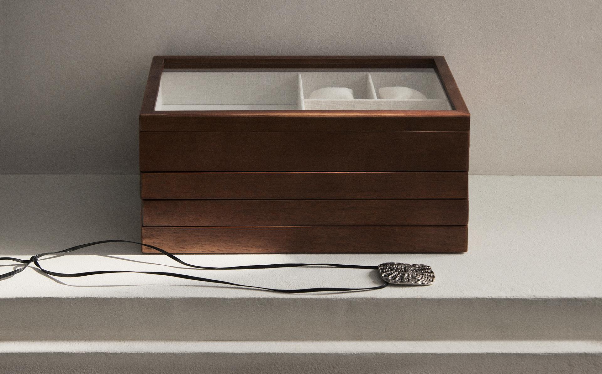 LARGE WOODEN JEWELLERY BOX LARGE WOODEN JEWELLERY BOX