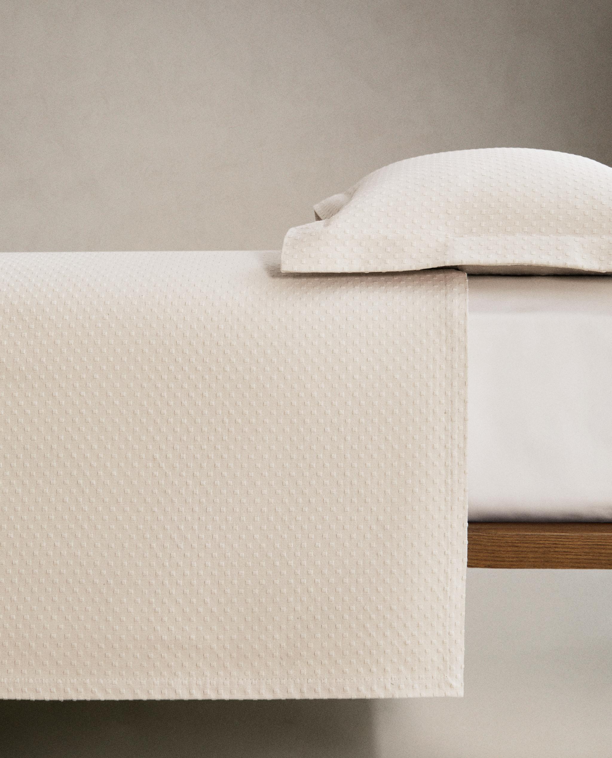 BEDSPREAD WITH POLKA DOT DESIGN product thumbnail 6