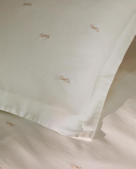 غلاف مخدة من القطن الساتان بفيونكات (كثافة 300 خيط) غلاف مخدة من القطن الساتان بفيونكات (كثافة 300 خيط)