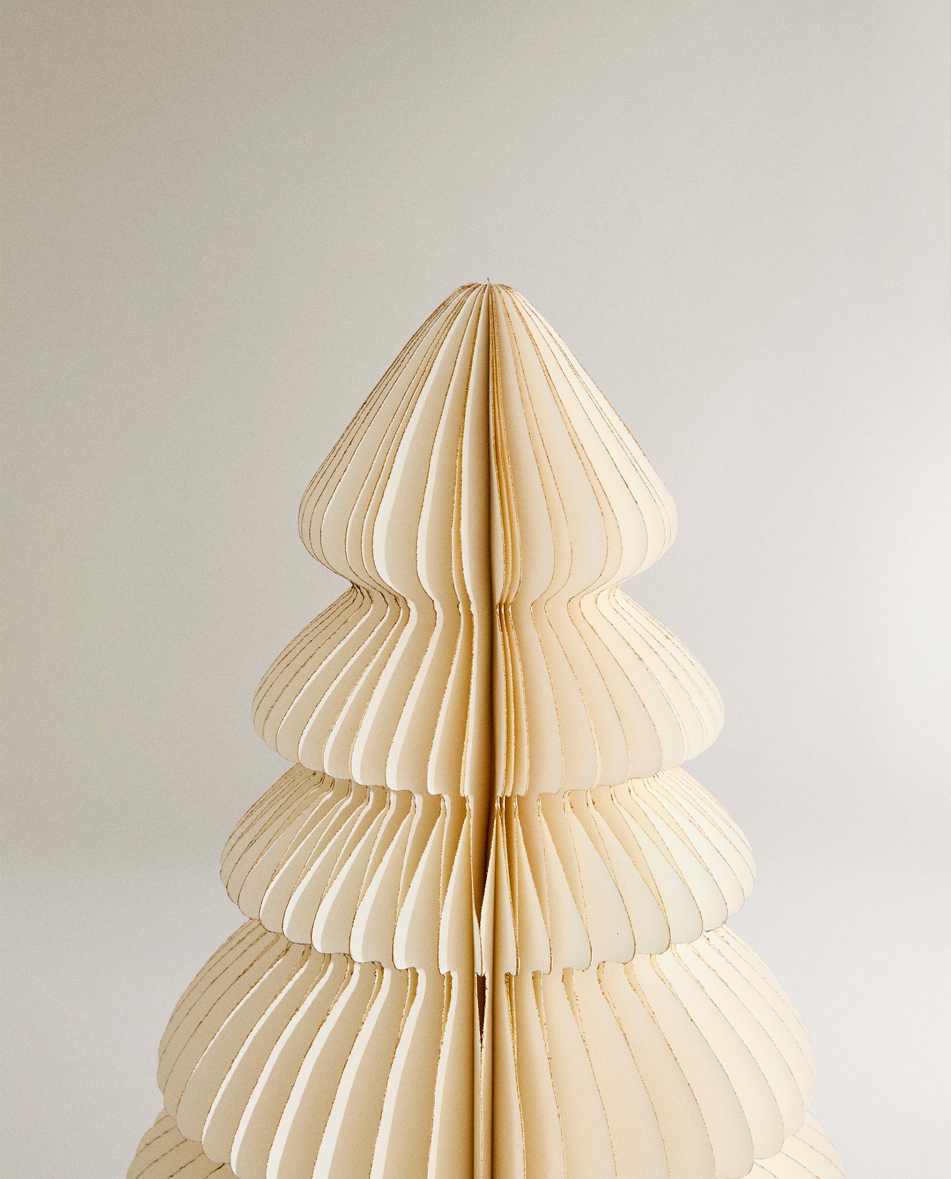 WEIHNACHTSBAUM AUS PAPIER MIT BODEN