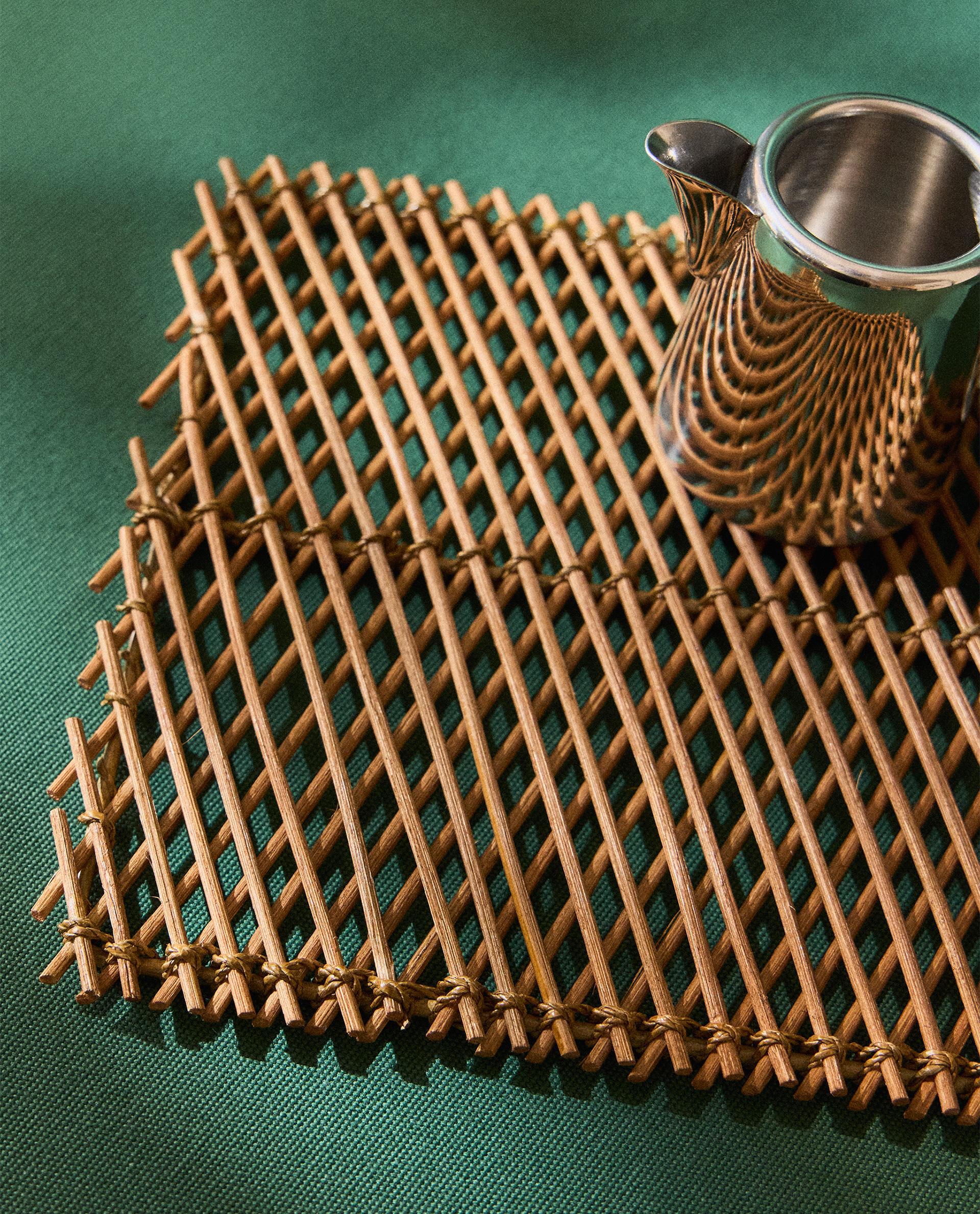 METAL AND RATTAN FIBRE TRIVET