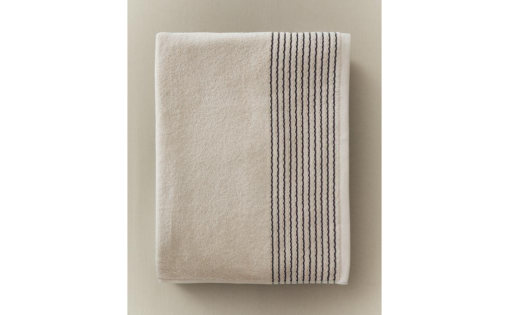 מגבת רחצה עם קפלים בשוליים