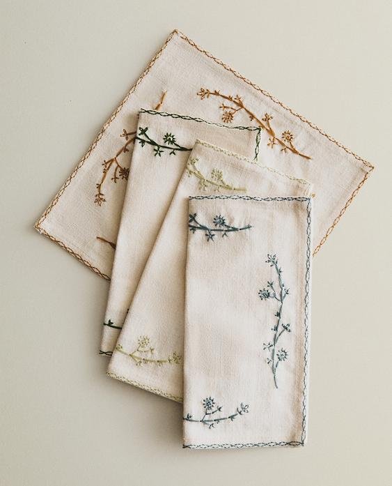 PACK OF PLANT EMBROIDERY NAPKINS (PACK OF 4) PACK OF PLANT EMBROIDERY NAPKINS (PACK OF 4)