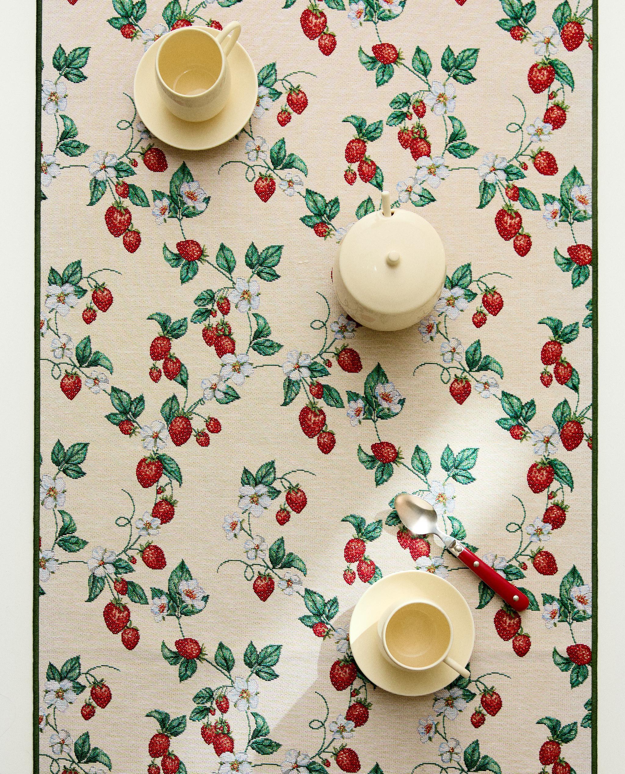 STRAWBERRY JACQUARD TABLE RUNNER product thumbnail 2