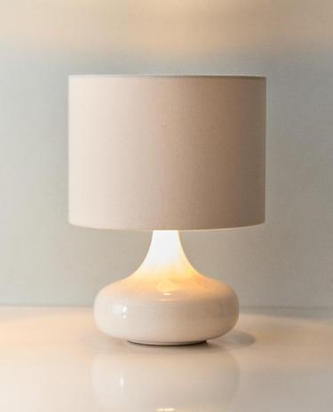 KLEINE TISCHLAMPE MIT KERAMIKFUSS