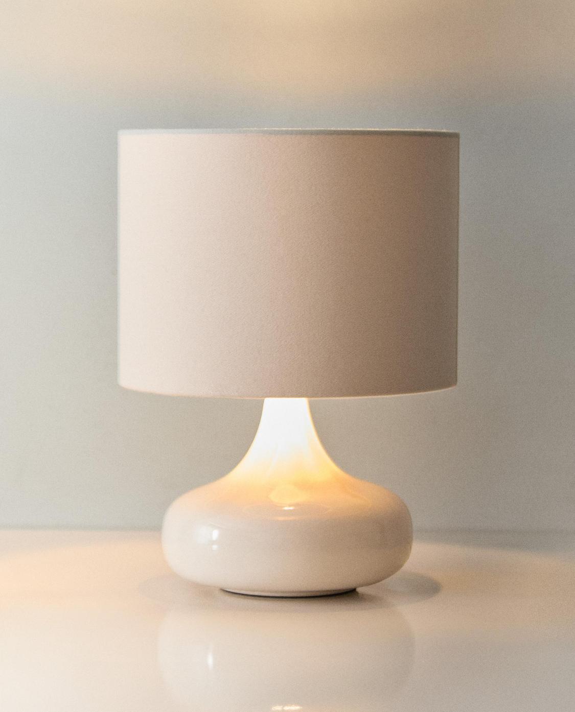 Lámpara de mesa con base cerámica pequeña, Zara Home.