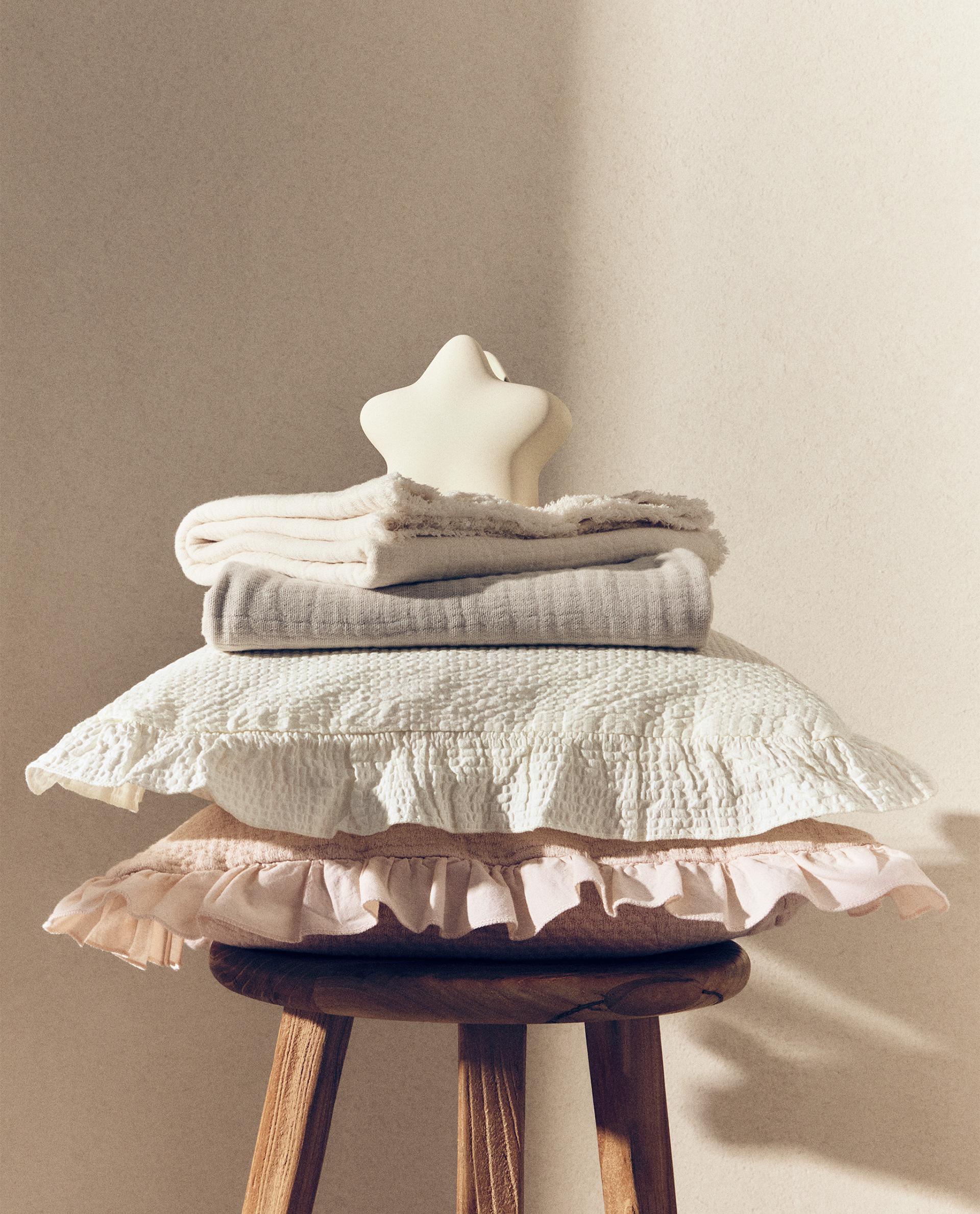 CHILDREN'S CUSHION COVER WITH SCALLOPED EDGE