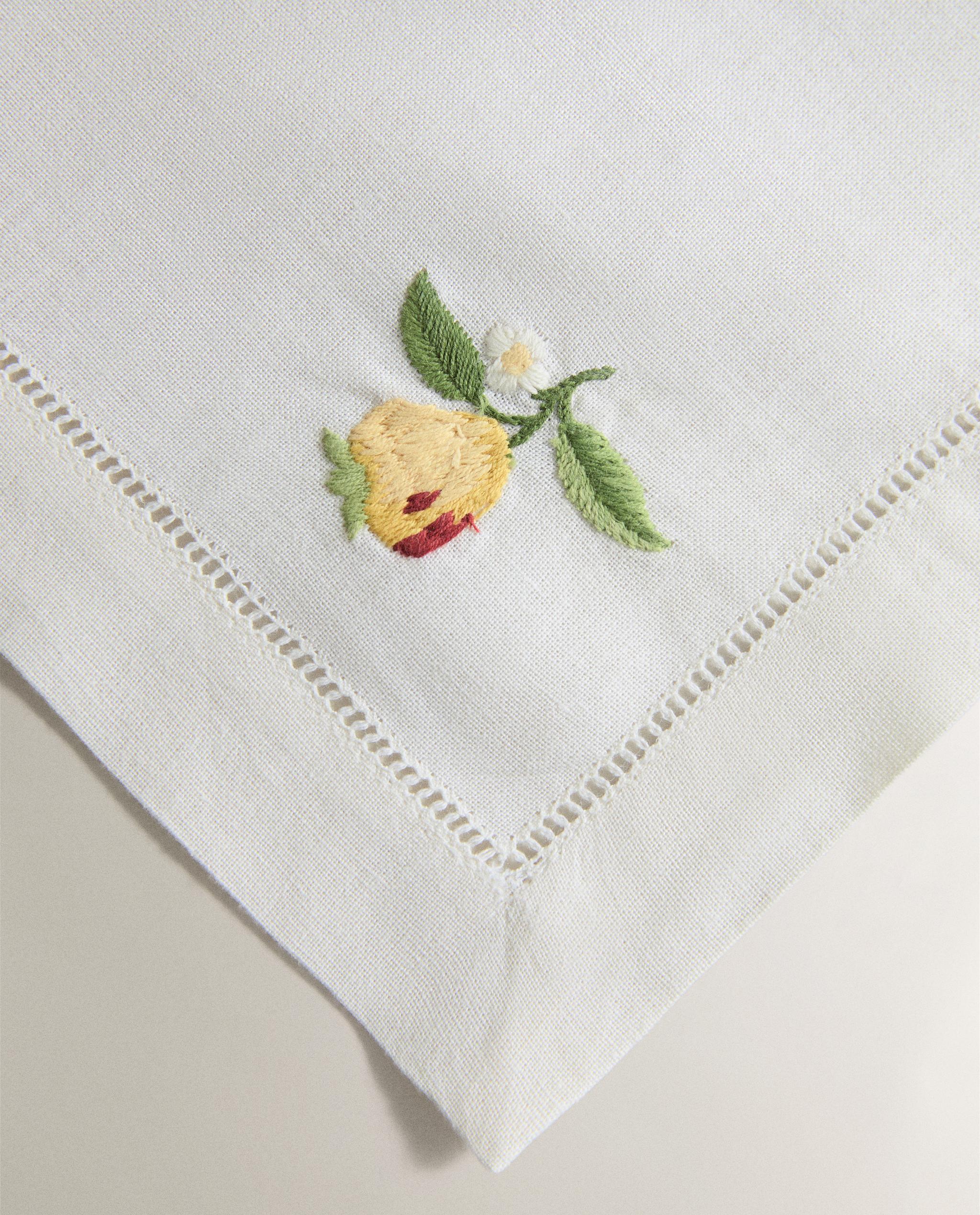PACK OF EMBROIDERED FRUIT NAPKINS (PACK OF 2) product thumbnail 6