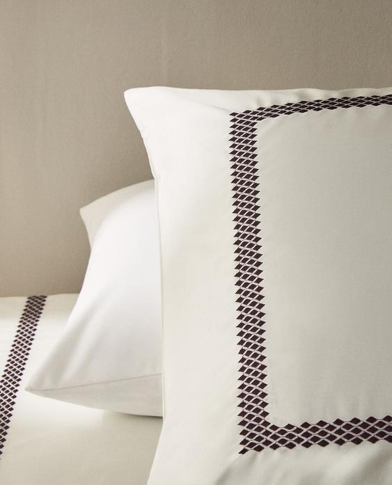 TAIE D’OREILLER SATIN BRODÉ GÉOMÉTRIQUE TAIE D’OREILLER SATIN BRODÉ GÉOMÉTRIQUE