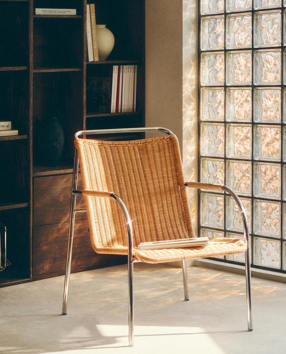 كرسي مميز من الروطان والستيل