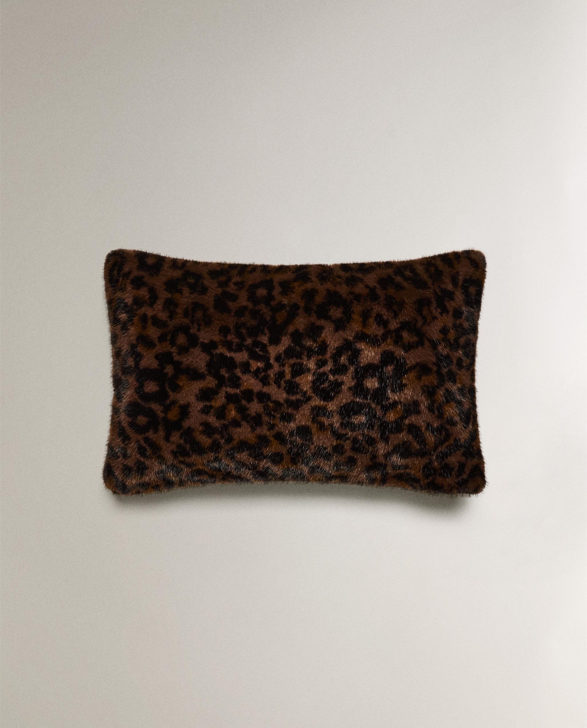 アニマルプリント フェイクファー クッションカバー | Zara Home 日本