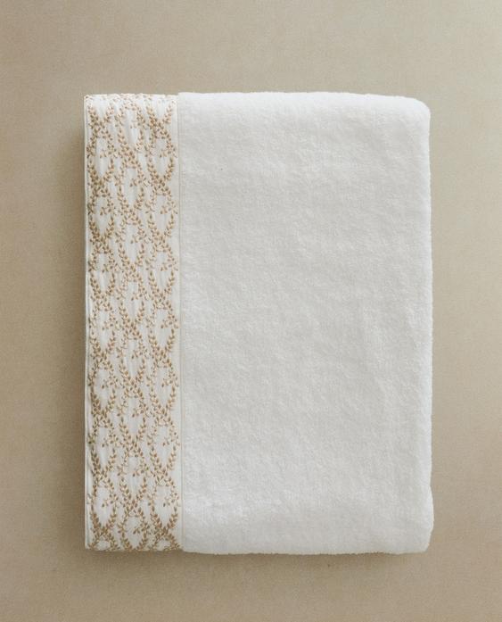 BATH TOWEL WITH LEAF EMBROIDERY APPLIQUÉ BATH TOWEL WITH LEAF EMBROIDERY APPLIQUÉ
