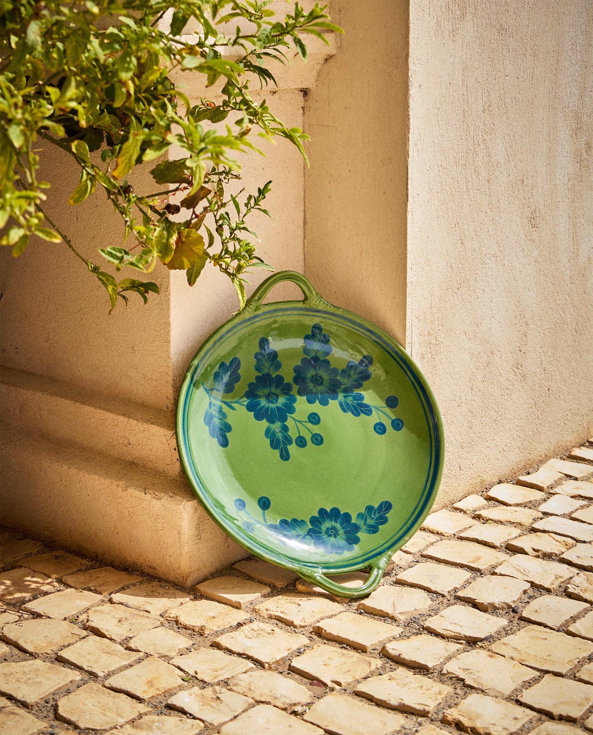 ROUND FLORAL STONEWARE SERVING DISH