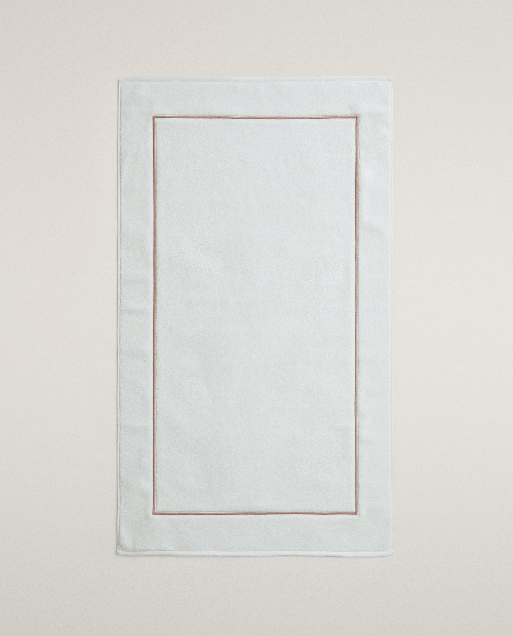 EMBROIDERED SCALLOPED BATH MAT product thumbnail 2