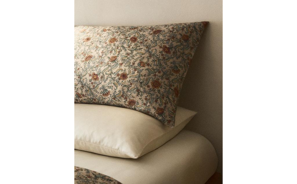 غلاف مخدة ساتان بطبعة أزهار (كثافة 300 خيط)