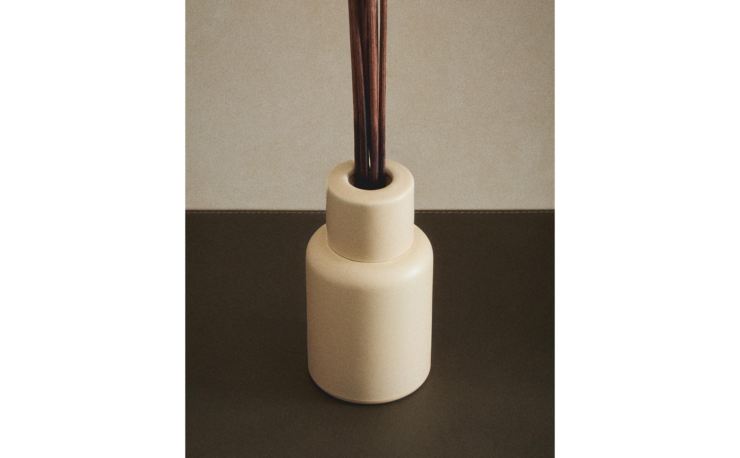 190 ML) DIFUSOR DE AMBIENTE COM VARETAS LUMINOUS CAMELLIA | Zara