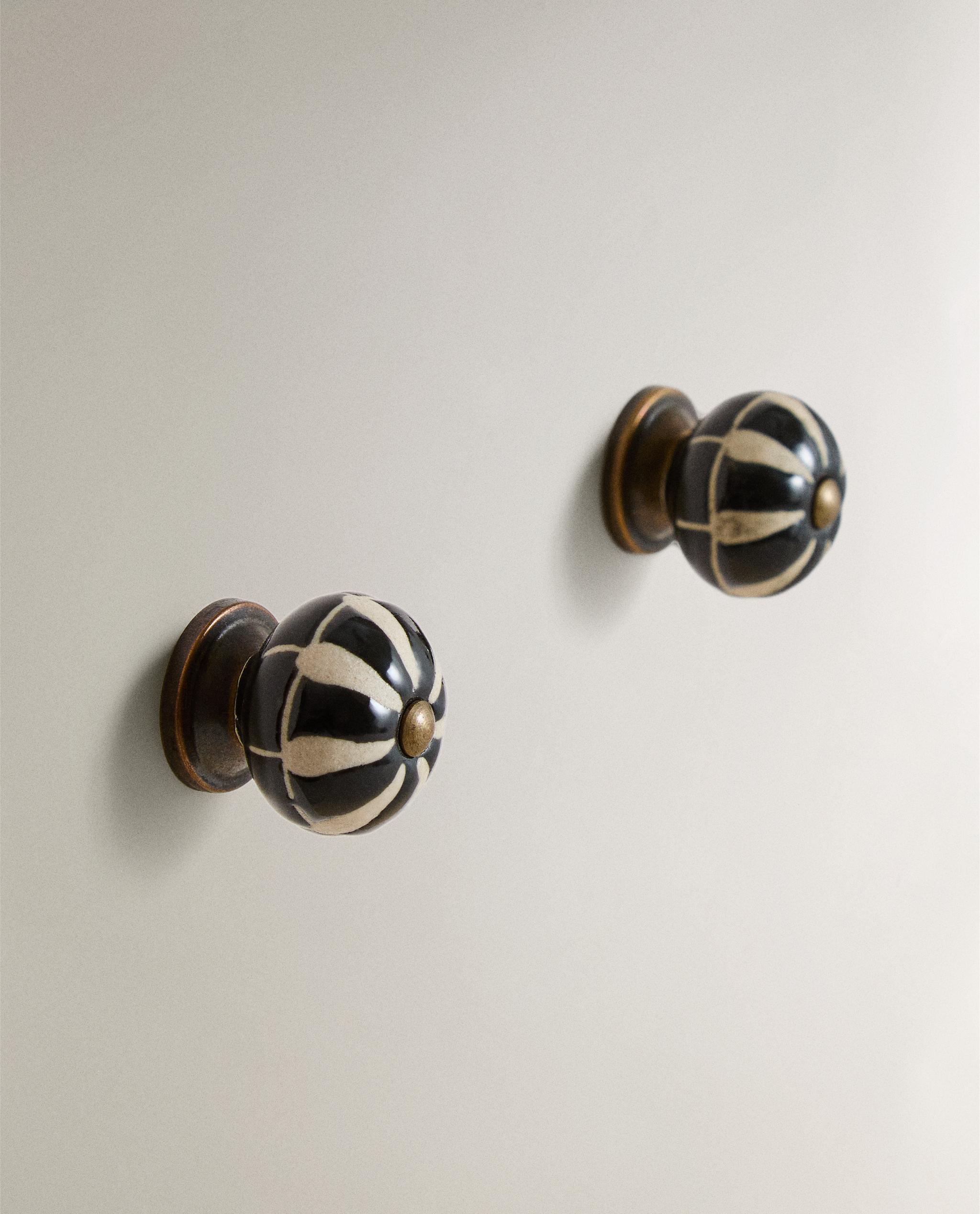 PACK OF STRIPED CERAMIC DOOR KNOBS (PACK OF 2)