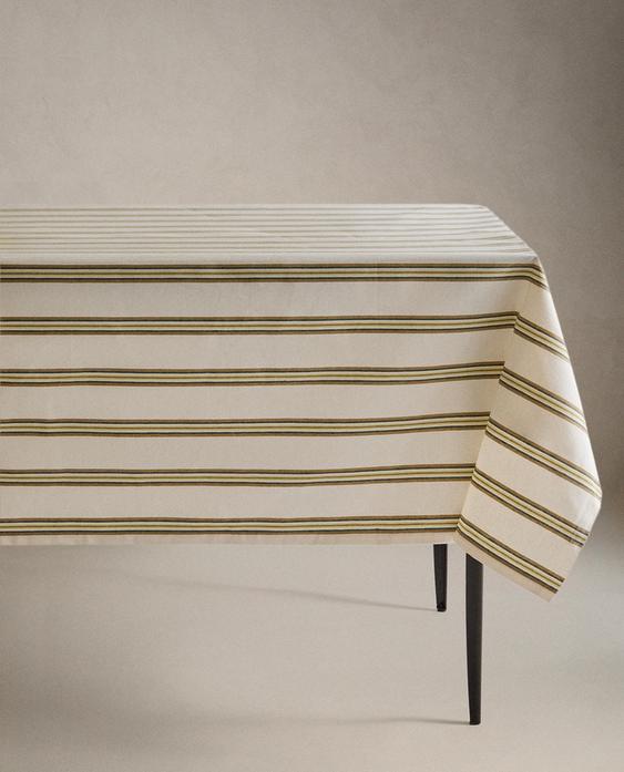 مفرش مائدة مغلف بالراتنج بخطوط غير منتظمة